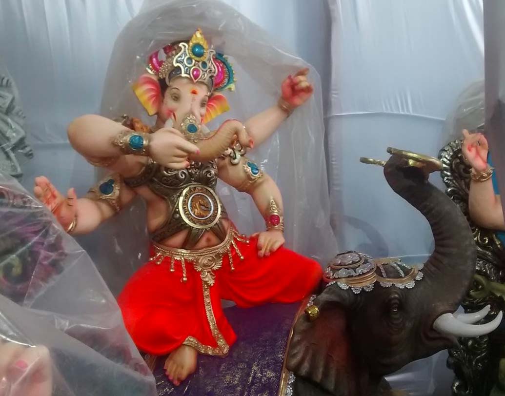 গণেশের মূর্তিতে এ বার স্পেশাল ‘বাহুবলী গণেশ’। মুম্বইয়ের মূর্তির দোকানে পাওয়া যাচ্ছে বাহুবলীর মতো দেখতে গণেশের মূর্তি। টুইটারে ছবি শেয়ার করেছেন অভিনেতা প্রভাসের ফ্যানেরা।