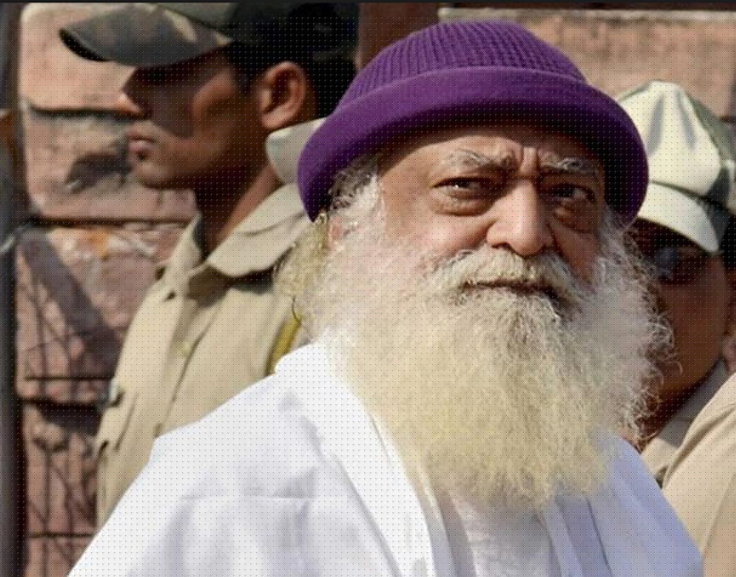 আশারাম বাপু: মাকে ঘরের বাইরে বসিয়ে রেখে ১৬ বছরের মেয়েকে যৌন নির্যাতনের অভিযোগে গ্রেফতার করা হয়েছিল স্বঘোষিত গুরু আশারাম বাপুকে। ২০১৩ সালের সেপ্টেম্বরে ইনদওরের আশ্রম থেকে ধরা পড়েন বাপু। ধর্ষণ, শ্লীলতাহানিতেও অভিযুক্ত তিনি। দোষী সাব্যস্ত হয়ে এখনও যোধপুরের জেলেই আছেন। মহিলা ভক্তদের ধর্ষণের অভিযোগে আশারাম বাপুর ছেলে নারায়ণ রাইকেও গ্রেফতার করা হয়। তিনিও জেলে।