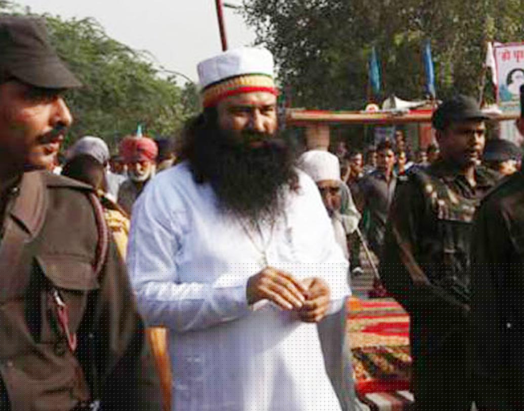 • দলিত ও পিছিয়ে পড়া শ্রেণির মানুষের মধ্যে খুব জনপ্রিয় রাম রহিম। রক্তদান শিবির, বৃক্ষরোপণের মতো কাজ করে থাকেন নিয়মিত। অনলাইনে যোগের প্রশিক্ষণও দেন তিনি। মেয়েদের জন্য হস্টেল, হাসপাতাল এবং যৌনকর্মীদের পুনর্বাসনের মতো কাজ করেন।