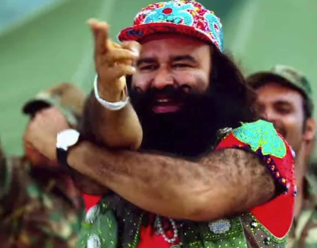 • রাজনৈতিক দিক থেকে যথেষ্ট প্রভাবশালী রাম রহিম। ২০১৪-য় হরিয়ানার নির্বাচনে তাঁর সংগঠন বিজেপি-কে সমর্থন করে। <br>২০১৫-য় দিল্লির নির্বাচনে বিজেপি-কে খোলাখুলি সমর্থন করে। ওই বছরেই বিহারের বিধানসভা নির্বাচনে বিজেপির হয়ে প্রচার করেন তাঁর অনুগামীরা।