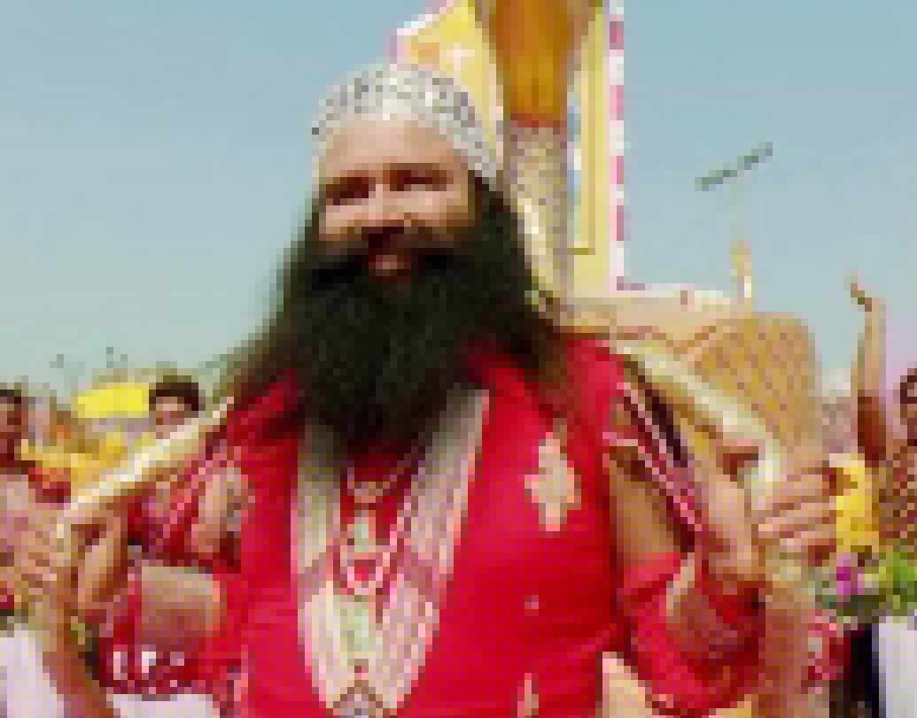 • রাম রহিমের দুই শিষ্যার মধ্যে এক জন সিবিআইকে গোপন জবানবন্দিতে জানান, তিনি ডেরা প্রধানের <br>চেম্বারে ঢোকার পরই দরজা বন্ধ হয়ে যায়। এবং তিনি দেখেন রাম রহিম বড় স্ক্রিনে পর্নোগ্রাফি ছবি দেখছেন।