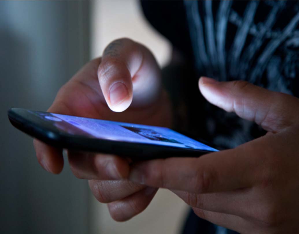 যে সব কিশোর-কিশোরী ব্লু হোয়েল গেমে আসক্ত হয়ে পড়ছে, তারা নিজেরদেরকে লুকিয়ে রাখে সব সময়। স্বাভাবিক আচরণ করে না।