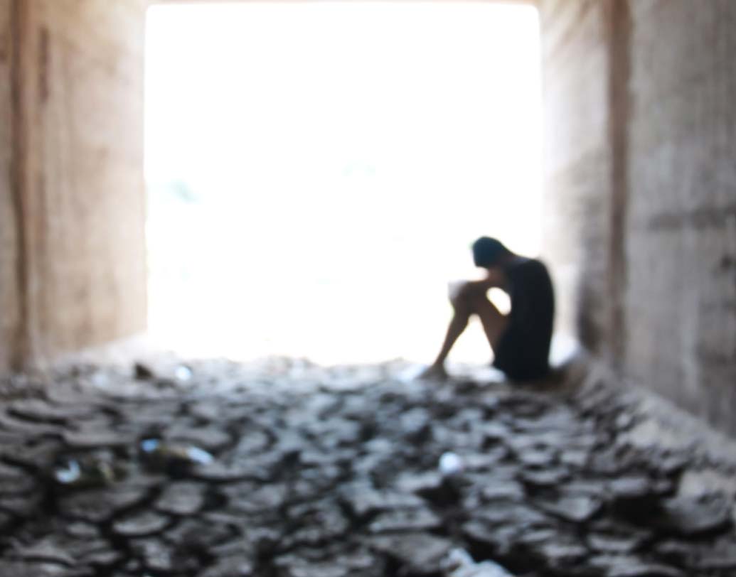 সোশ্যাল মিডিয়াতে অনেক বেশি ক্ষণ কাটায় তারা। চুপচাপ থাকে সব সময়। কখনও আবার অপরিচিত ব্যক্তির সঙ্গে কথা বলতে দেখা যায়।