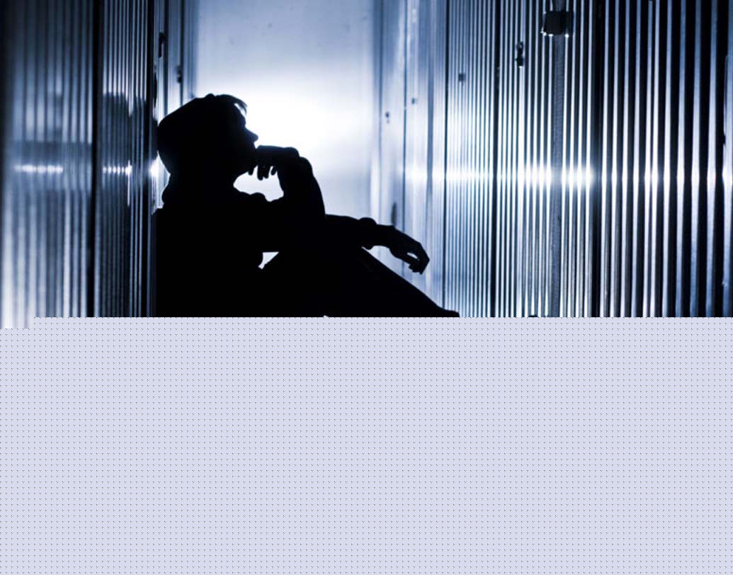 গভীর রাত পর্যন্ত ছাদে ঘুরে বেড়াতে দেখা যায়। একটা সময়ের পর নিজের শরীরকে ক্ষত বিক্ষত করে তুলতে থাকে তারা।