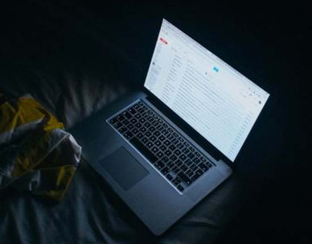 রাশিয়াতে উত্পত্তি হলেও এখন বহু দেশই শিকার এই ব্লু হোয়েল গেমের। এই গেম বিভিন্ন নামে সোশ্যাল মিডিয়ায় ঘুরে বেড়াচ্ছে। যেমন- আ সাইলেন্ট হাইজ, আ সি অব হোয়েলস, ওয়েক মি আপ অ্যাট ৪.২০।