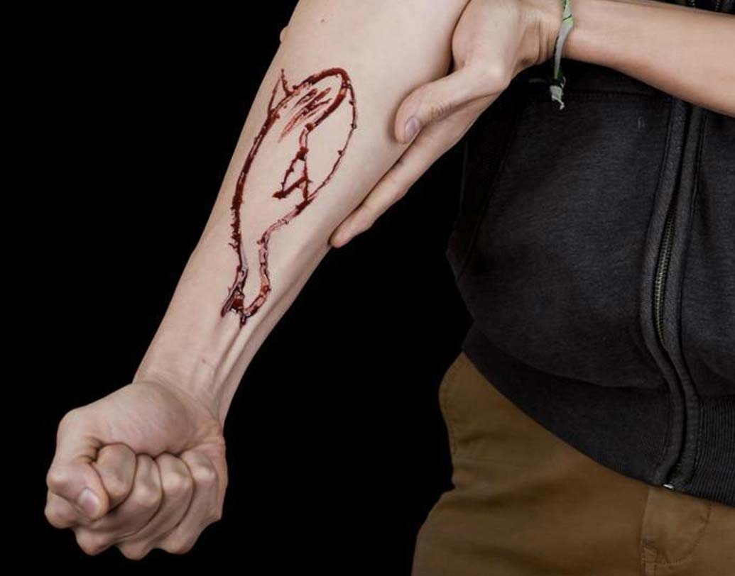 এক বার এই গেম খেললে কিউরেটরের দেওয়া সব কটি নির্দেশ মানা ‘বাধ্যতামূলক’। গেম থেকে বেরোলে ঘনিষ্ঠজনদের মেরে ফেলা হবে বলে হুমকি দেওয়া হয়। বেরিয়ে আসার ইচ্ছে থাকলেও এই ধরণের ব্ল্যাকমেলিংযের চাপে অনেককেই শেষ পর্যন্ত আত্মহত্যার পথ বেছে নিতে হয়।