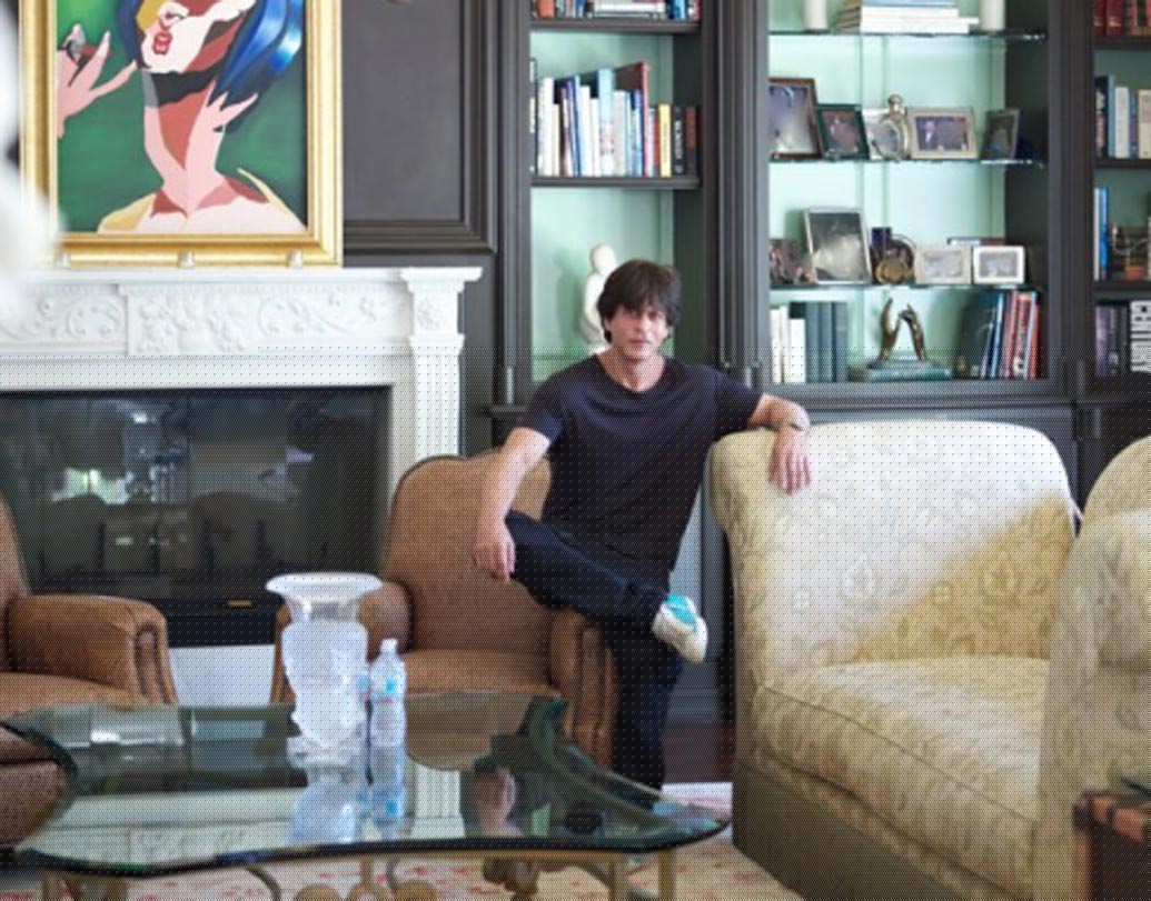 শহরের কোলাহল থেকে দূরে ঘরোয়া আমেজে ছুটির মজা নিতে বলিউড বাদশা শাহরুখ খানের পছন্দ বেভারলি হিলসের এই ভিলা। ছ’খানা বেডরুম, প্রাইভেট টেনিস কোর্ট, সুইমিং পুল— কী নেই সেই ভিলায়। লাক্সারি ওই রিসর্টের এক রাতের ভাড়া প্রায় আড়াই লক্ষ টাকা। ছবি: ইনস্টাগ্রাম থেকে নেওয়া।