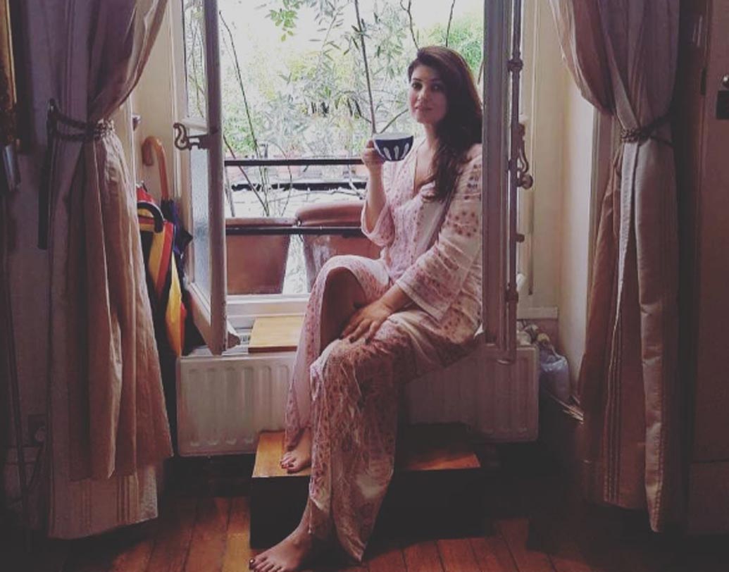 বাড়ি থেকে দূরে অভিনেত্রী টুইঙ্কল খন্নার পছন্দের জায়গা প্যারিসের লাক্সারি রিসর্ট। বিগত ১৫ বছর ধরে অন্তত ৩৫ বার এই রিসর্টে সপরিবার ঘুরে গিয়েছেন টুইঙ্কল। ছবি: ইনস্টাগ্রাম থেকে নেওয়া।