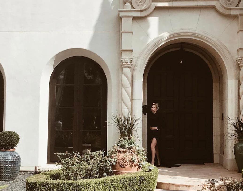 পপস্টার লেডি গাগার পছন্দ হাউস্টনের ভিলা এনকানটাডো। ১০ হাজার বর্গফুটের এই ভিলায় রয়েছে গাগার পছন্দের ফিটনেস সেন্টার, থিয়েটার এবং সুইমিং পুল। এক রাতের খরচ ১০ হাজার ডলার। ছবি: ইনস্টাগ্রাম থেকে নেওয়া।