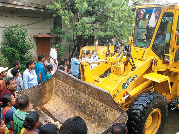 Bulldozer of the municipality stopped for the protest of people