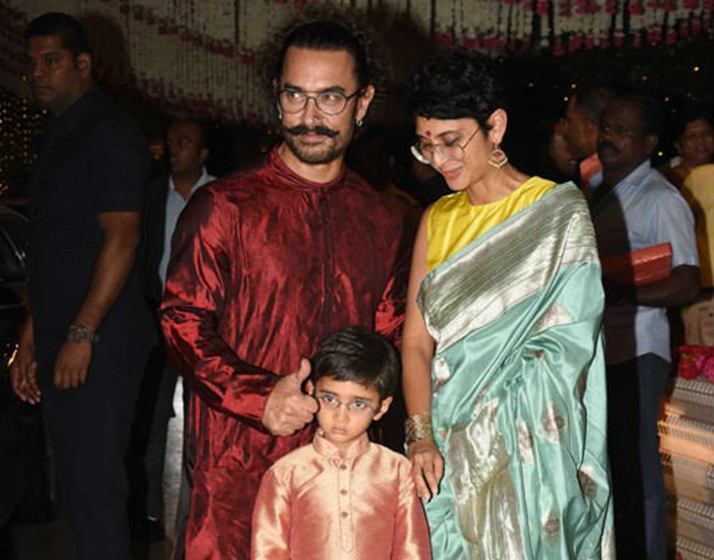 সপরিবারে ‘মিস্টার পারফেকশনিস্ট’। তবে নজর ছিল সিল্কের ধুতি-পাঞ্জাবি পরা ছোট্ট আজাদের দিকেই।