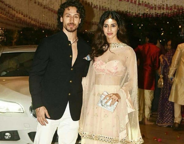 দিশা পটানি এবং টাইগার শ্রফ একসঙ্গেই সন্ধ্যার দিকে পার্টিতে হাজির হয়েছিলেন।