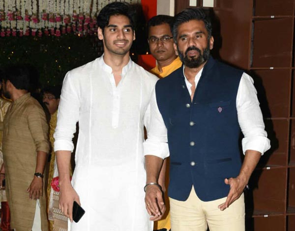 ছেলে অহনকে সঙ্গে নিয়ে সুনীল শেট্টি।