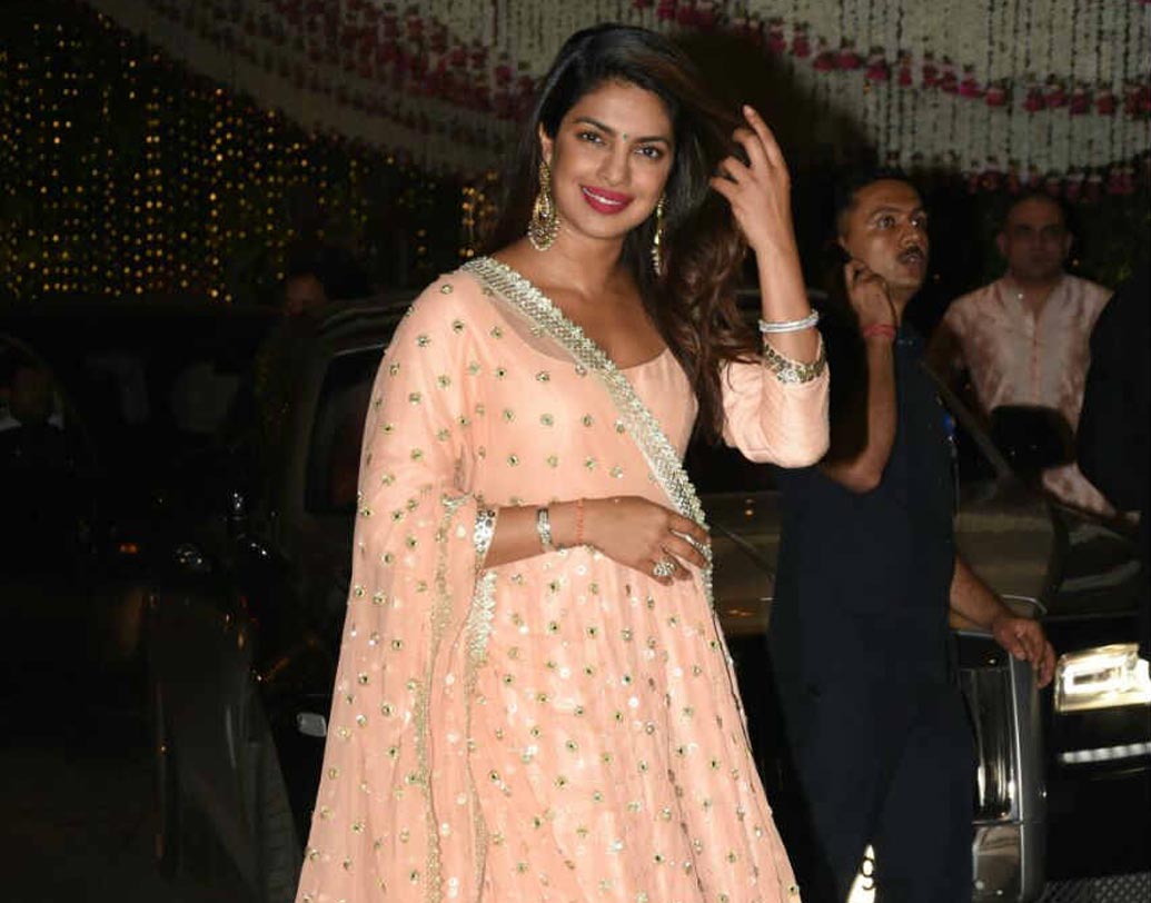 দেশে ফিরেছেন কয়েক দিন হল। অম্বানীর বাড়িতে দেশি সাজে ‘দেশি গার্ল’।