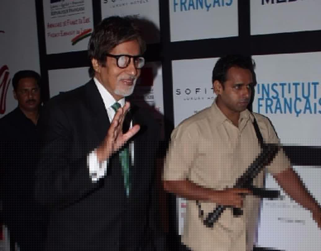 অমিতাভ বচ্চন: বিগ বি-কে রক্ষার গুরুদায়িত্ব পালন করেন জীতেন্দ্র শিন্ডে। নিজস্ব বডিগার্ড এজেন্সির ব্যবসা থাকলেও অমিতাভ বচ্চনের দেহরক্ষীর কাজটি নিজের কাঁধেই রেখেছেন জীতেন্দ্র।