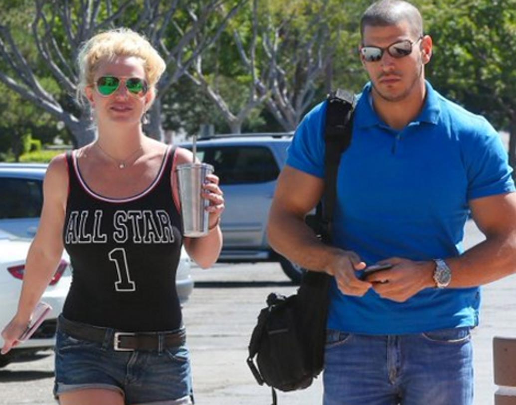 ব্রিটনি স্পিয়ার্স: অনুষ্ঠান থেকে সাক্ষাৎকার, আউটিং থেকে শপিং— গায়িকা সুন্দরীর পাশে সব সময় থাকেন এই সুদর্শন দেহরক্ষী।