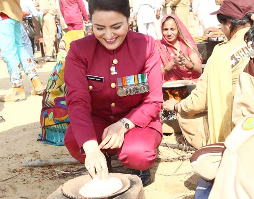 সোশ্যাল মিডিয়ায় তাঁর জনপ্রিয়তা তুঙ্গে। ফেসবুকে তাঁর ভক্তের সংখ্যা নেহাত কম নয়। ৫ লক্ষ।