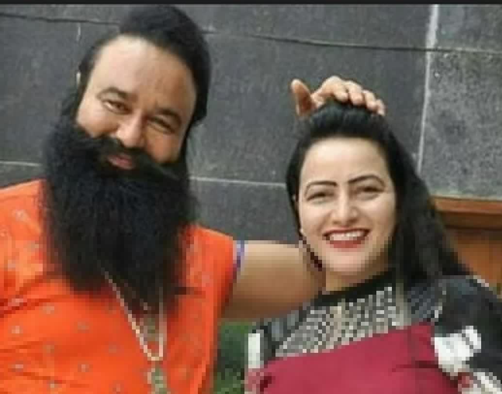 ২০০৯-এ হানিকে দত্তক নেন রাম রহিম। তখন থেকেই বাবা-র ছায়াসঙ্গী হানিপ্রীত।