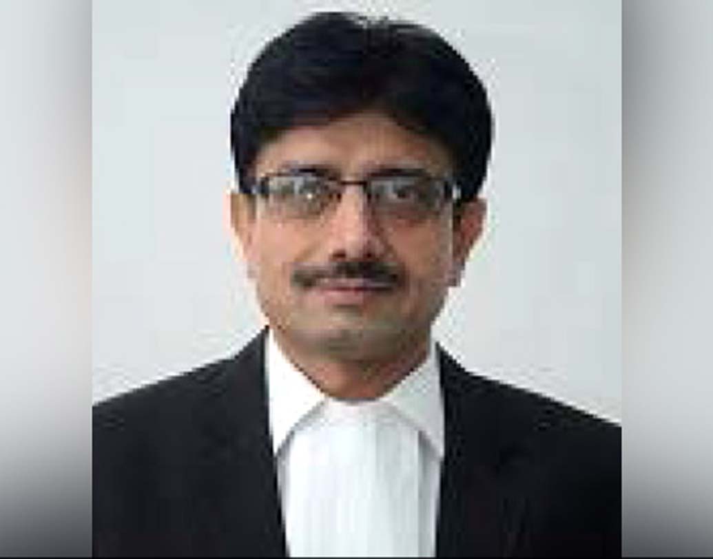 সিবিআই বিশেষ আদালতের বিচারক জগদীপ সিংহকে বিশেষ নিরাপত্তা দিয়ে উড়িয়ে নিয়ে আসা হবে। জেলে রায় ঘোষণার পরে তিনি ফিরবেনও হেলিকপ্টারে।