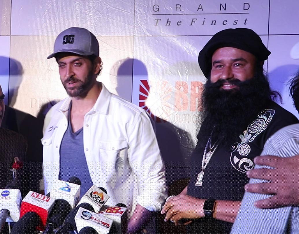 ‘বাবা’র ছবির প্রচারে সাংবাদিক সম্মেলন করেছিলেন হৃতিক রোশনও।