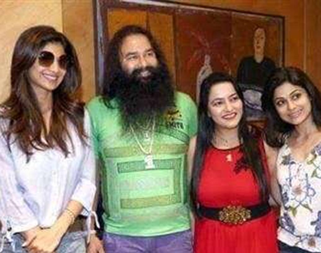 শিল্পা শেট্টি এবং তাঁর বোন শমিতাও দেখা করতে যান রাম রহিমের সঙ্গে। এক সঙ্গে ছবিও তোলেন।
