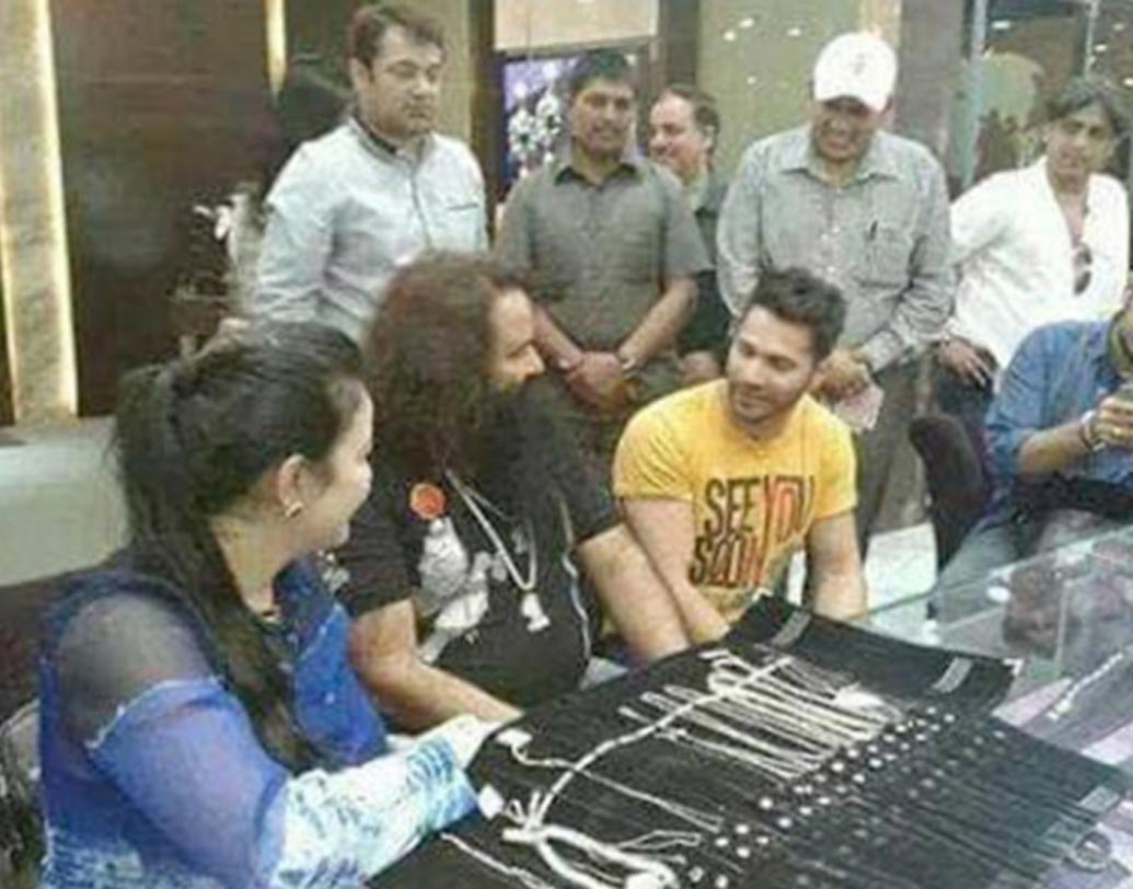 রাম রহিমকে কেন্দ্র করে সম্প্রতি বরুন ধবনের একটি টুইট নিয়ে প্রবল আলোচনা হয়। ফিল্ম নিয়ে আলোচনা করছেন তিনি রাম রহিমের সঙ্গে।