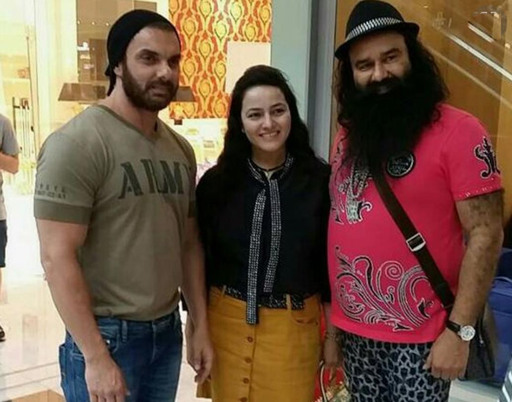 এমএসজি দ্য মেসেঞ্জারের প্রোমোশনে গুরমিত রাম রহিম এবং তাঁর মেয়ে হানিপ্রীতের সঙ্গে সোহেল খান।