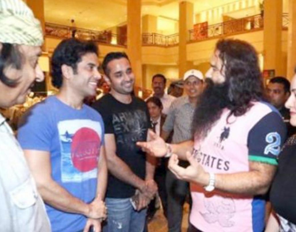 তুষার কপূরকে পরামর্শ দিচ্ছেন তিনি। হাসি মুখে শুনছেন তুষার।