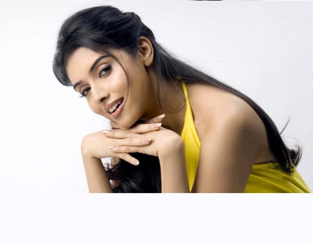 আসিন:
আসিন থট্টুমকাল। বড় আর জটিল পদবী সাধারণের পক্ষে মনে রাখা অসুবিধাজনক। তাই, শুধুমাত্র নিজের নামটিই ব্যবহার করেন আসিন।