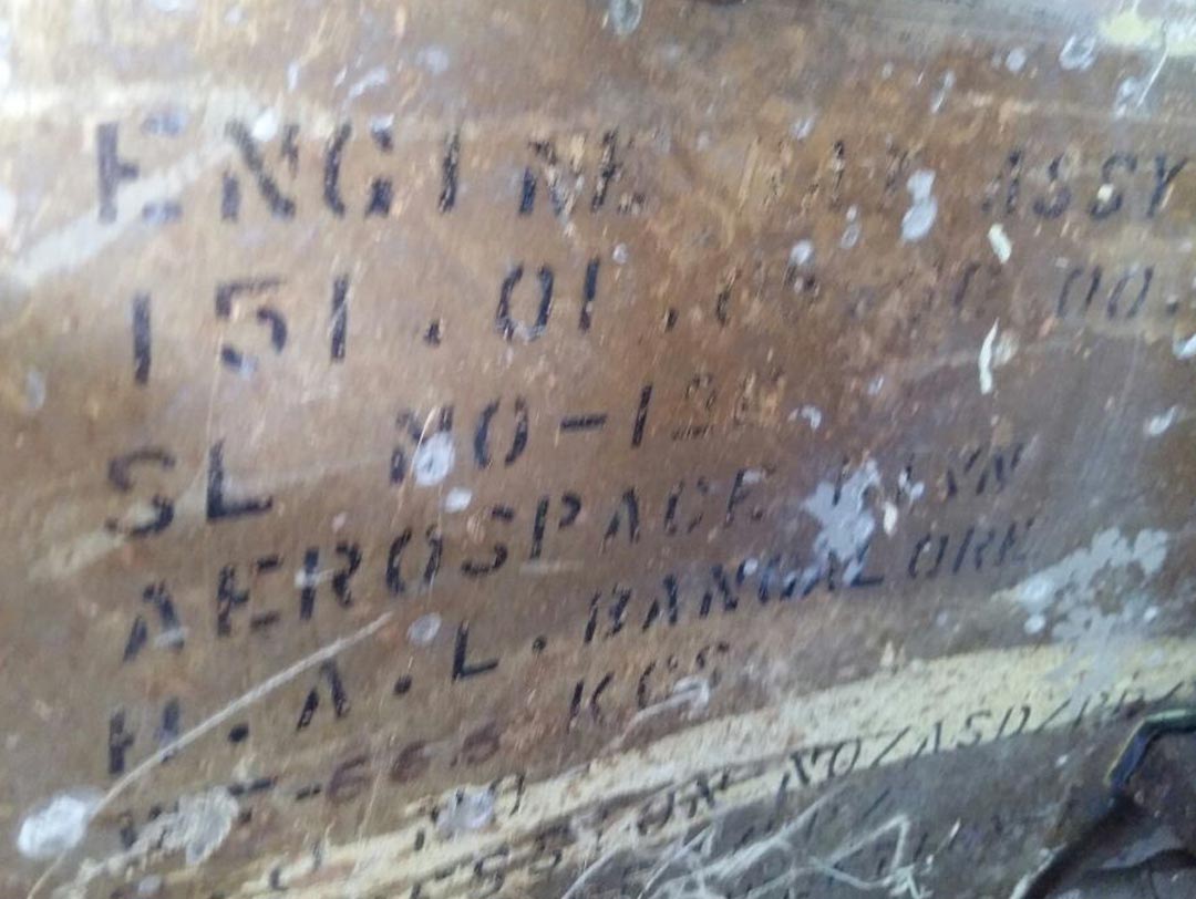 বেঙ্গালুরুর হিন্দুস্থান আরোনোটিক্স লিমিটেড এর নাম লেখা রয়েছে যন্ত্রাংশের ব্যাপন প্লেটের উপর।