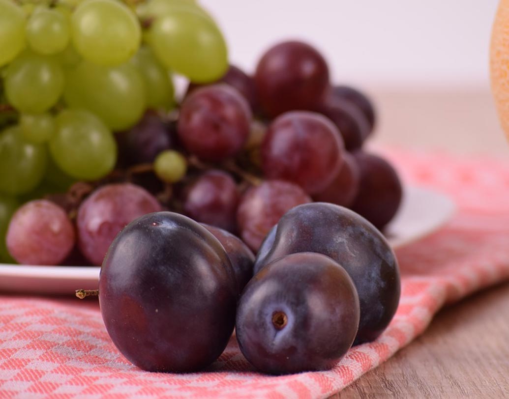 আঙুরের রস: ডায়েটিশিয়ানরা বলেন ঘুমনোর আগে টাটকা আঙুরের রস যেমন ঘুম আনতে সাহায্য করে তেমনই ওজন কমাতেও সাহায্য করে।