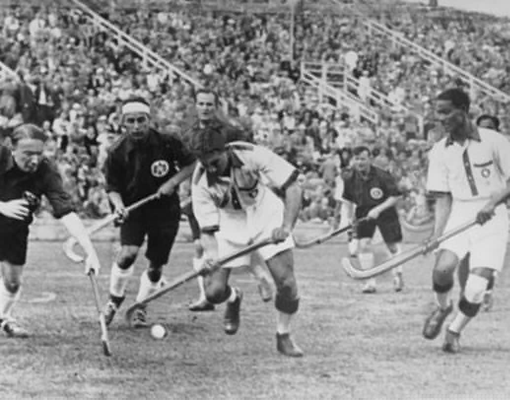 ১৯৩২ অলিম্পিকে আমেরিকাকে ২৪-১ এবং জাপানকে ১১-১ ব্যবধানে হারায় ভারত। এই দু’টি ম্যাচে ১২টি গোল করেছিলেন ধ্যানচাঁদ। বাকি ১৩টি গোল ছিল তাঁর ভাই রূপ সিংহের।