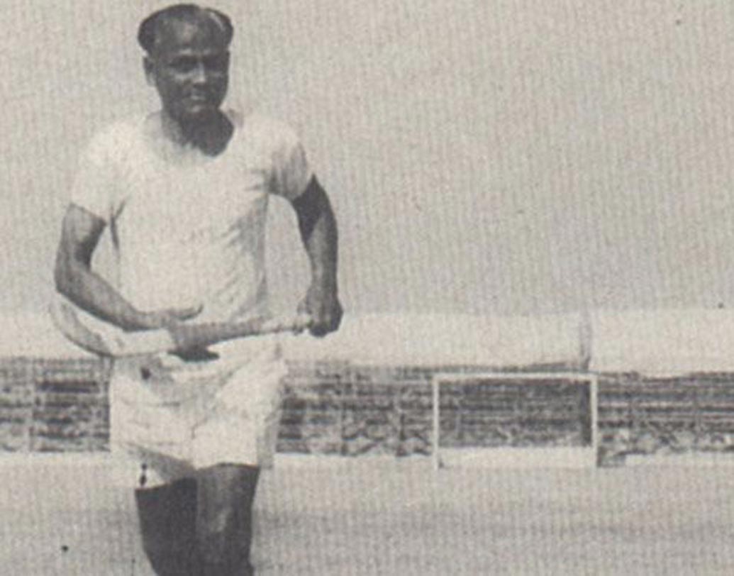 একটি ম্যাচে বহু চেষ্টা করেও গোল করতে পারছিলেন না ধ্যানচাঁদ। তিনি রেফারিকে নালিশ করেছিলেন গোল পোস্টের মাপে গণ্ডগোল আছে। পরে মেপে দেখা হয়েছিল সত্যিই গোল পোস্টের মাপে সমস্যাছিল। ঠিক ছিলেন ধ্যানচাঁদ।