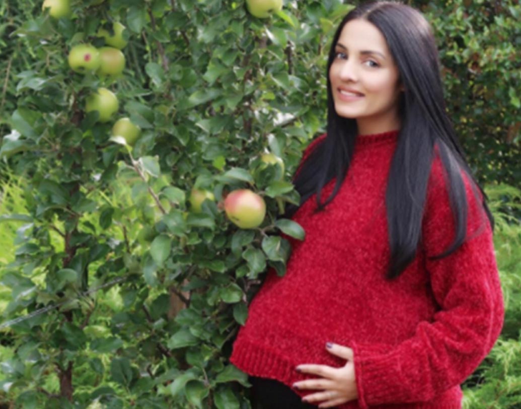 সেলিনা জেটলি-ইতিমধ্যেই পাঁচ বছরের দুই যমজ পুত্র সন্তানের মা সেলিনা জেটলি। ছেলেদের নাম উইন্সটন ও ভিরাজ। আবার মা হতে চলেছেন সেলিনা জেটলি। তবে তাঁর স্বামী পিটার হ্যাগ মনে করেন, সেলিনা আবার যমজ সন্তানদেরই জন্ম দেবেন। পিটার হ্যাগের দাবি, চলতি বছরের অক্টোবর মাসেই মা হবেন সেলিনা। তবে তার আগে সেলিনা যে রকম জিম করছেন ঠিক সেই রকমই বন্ধু এষা দেওলের সঙ্গে আড্ডাও মারছেন চুটিয়ে।