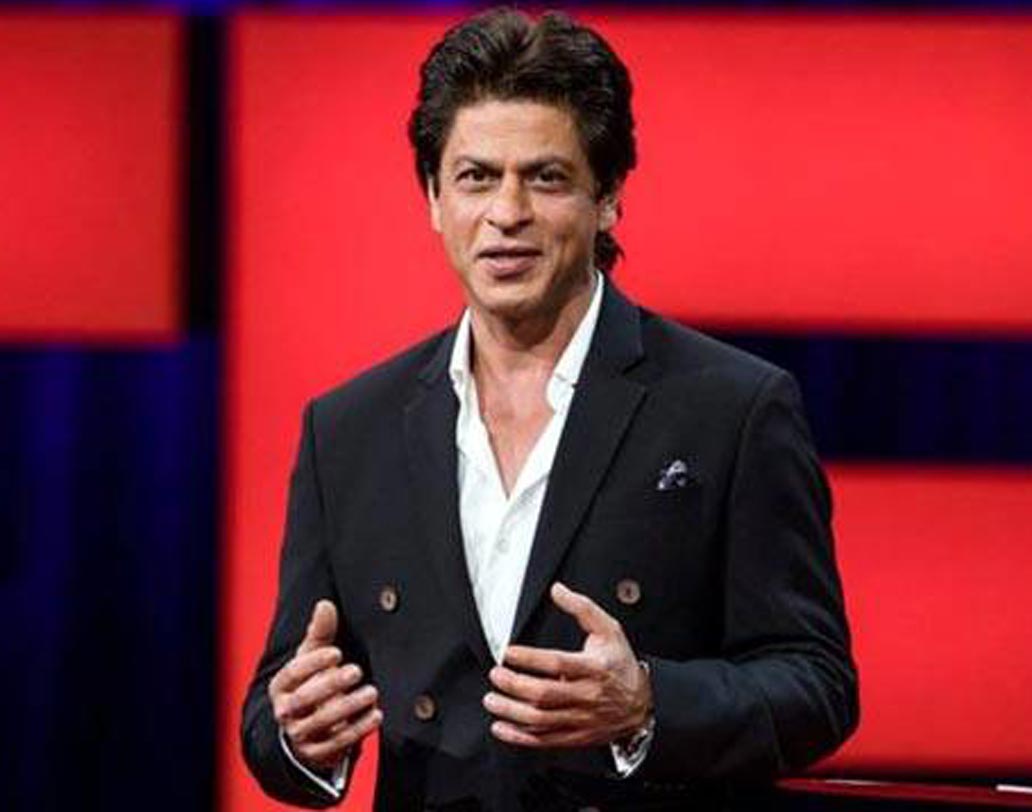 নিজেই এরক বার ২০০৭-এ কেবিসির তৃতীয় সিজনের সঞ্চালক হয়েছিলেন। তাঁর চেয়ে ভাল হট সিটের উত্তেজনা আর কে জানবেন। এ বারের কেবিসি ৯-এ অমিতাভের স্পেশাল গেস্ট হবেন শাহরুখ খান।