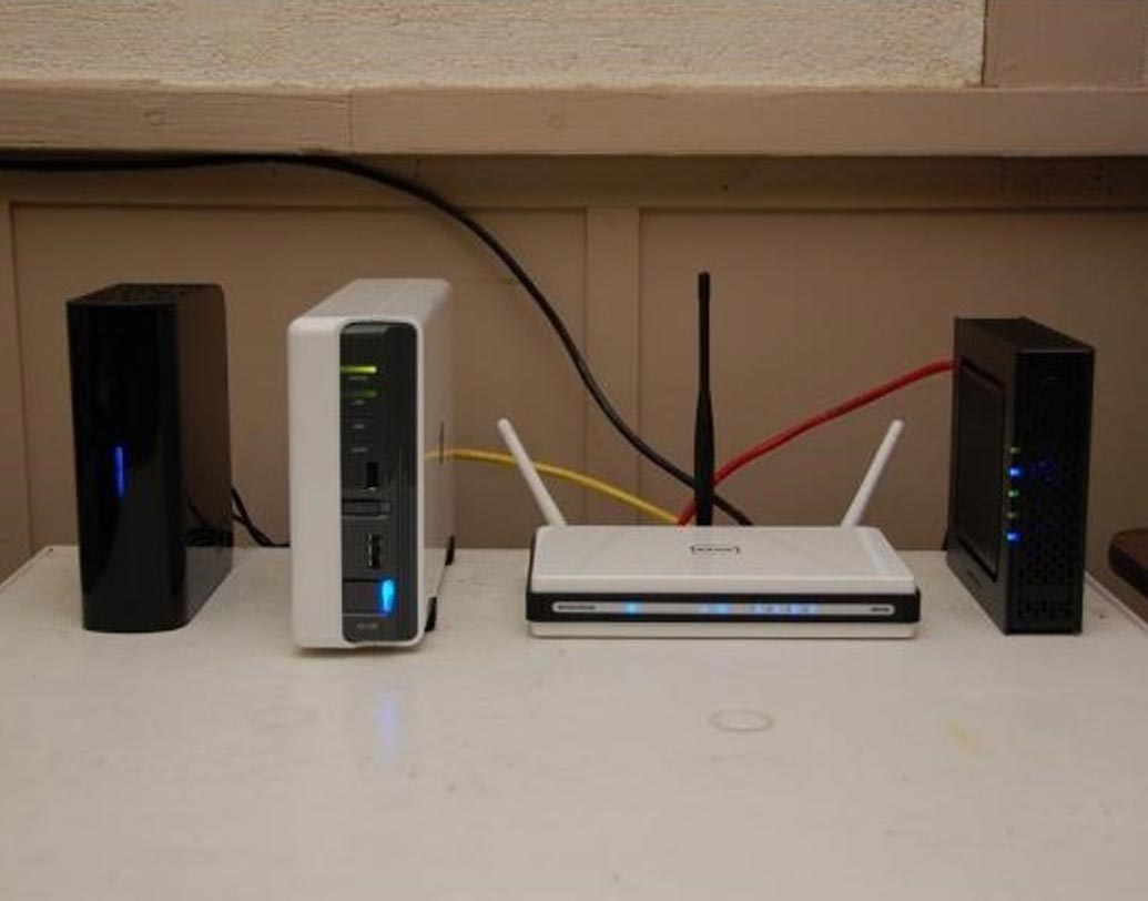 উঁচু জায়গায় রাউটার রাখুন
রাউটারের অ্যান্টেনা উপরের দিক সিগন্যাল পাঠায়। তাই রাউটারের উপরের দিকে যতটা উঁচু জায়গা থাকবে সিগন্যালও তত ভাল মিলবে।