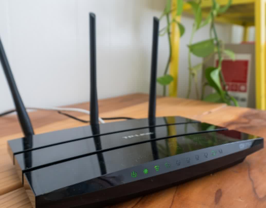 সে জিনিসগুলির থেকে রাউটারকে দূরে রাখা উচিত
বিশেষজ্ঞদের মতে, রাউটারের কাছে মাইক্রোওয়েভ, টেলিভিশনের মতো ভারী ইলেকট্রনিক্স সরঞ্জাম রাখলে সিগন্যাল বাধা পায়।