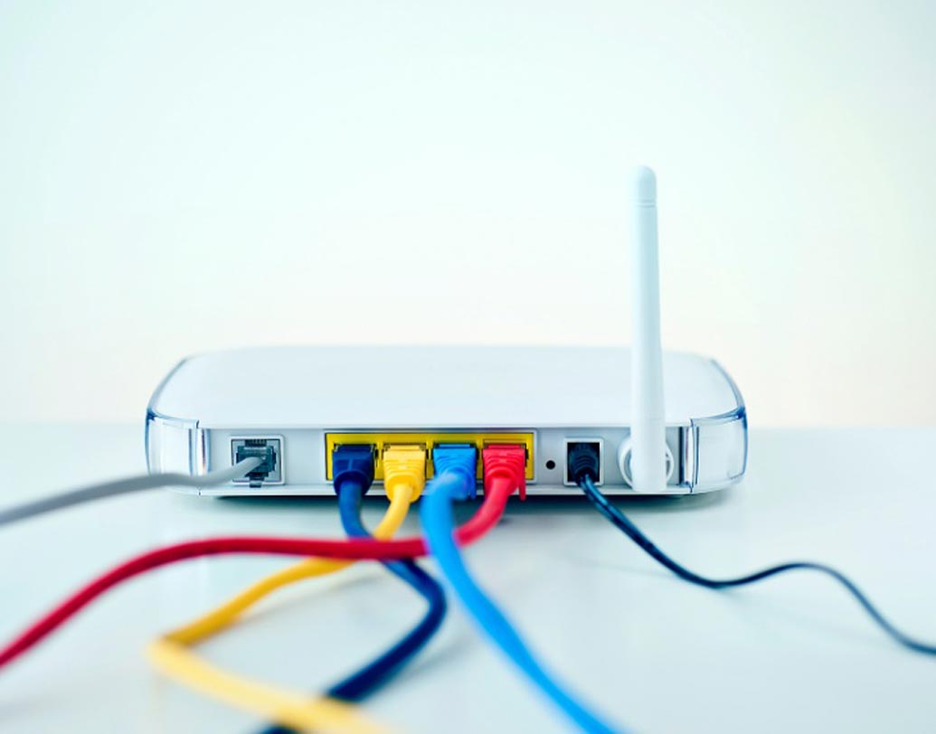 অ্যান্টেনার অবস্থান পরিবর্তন
যে সব রাউটারে একাধিক অ্যান্টেনা রয়েছে, তাদের ক্ষেত্রে অ্যান্টেনার অবস্থান পরিবর্তন খুব জরুরি। একটি অ্যান্টেনা লম্বা করে রাখলে অন্যটি আড়াআড়ি ভাবে রাখতে হবে। তাতে, ঘরের যে কোনও প্রান্তে থাকা ডিভাইসের সঙ্গে সরাসরি কানেক্ট করা সম্ভব বলে দাবি বিশেষজ্ঞদের।