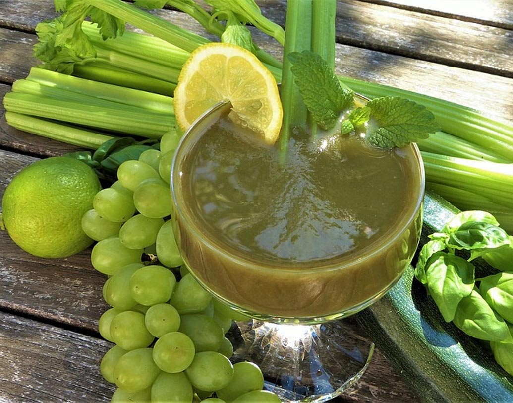 অনেক প্রকার সব্জি: জুস খেলে অনেক রকম সব্জি রাখা যায় ডায়েটে। যে সব্জি হয়তো রান্না করেন না বা স্যালাডে খান না, সেই সবও জুস করে খেতে পারেন।