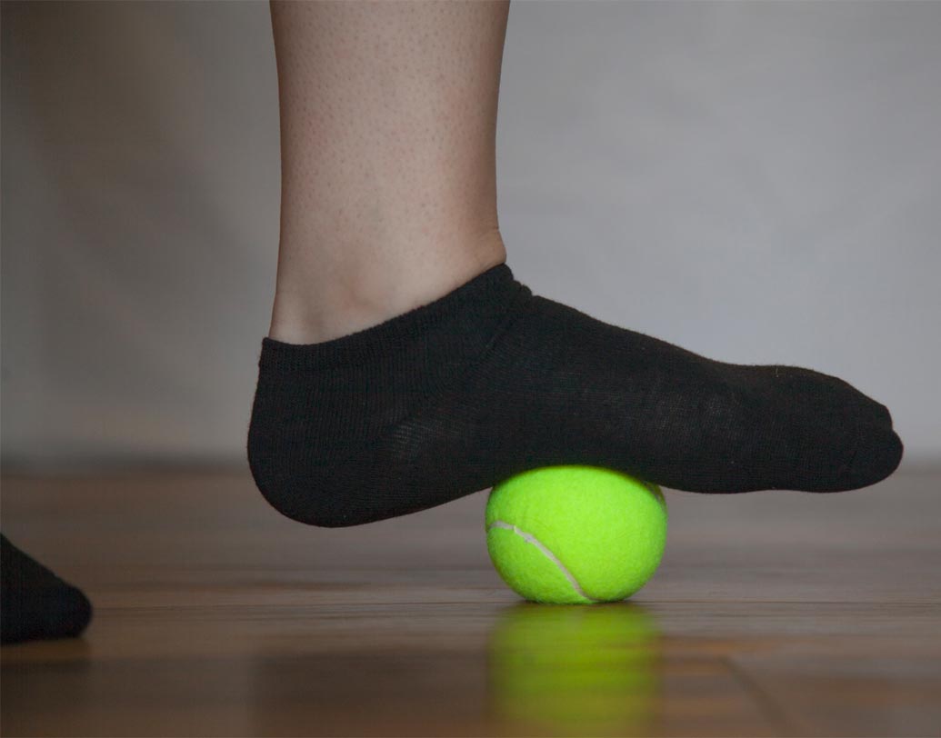 গোড়ালি: পায়ের পাতা বা গোড়ালিতে ব্যথা হলে পায়ের পাতার নীচে টেনিস বল রেখে পায়ের চাপে রোল করতে থাকুন। ব্যথা কমে যাবে ধীরে ধীরে।