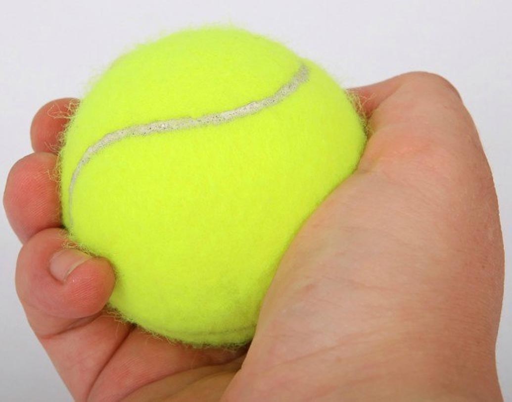 কব্জি: রিস্ট বা কব্জির ব্যথা কমানোর জন্য টেনিস বল খুবই উপকারি। হাতের মুঠোর মধ্যে বল নিয়ে সব আঙুল দিয়ে চাপ দিয়ে মাসাজ করুন। এতে রক্ত সঞ্চালন বেড়ে ব্যথা কমবে।