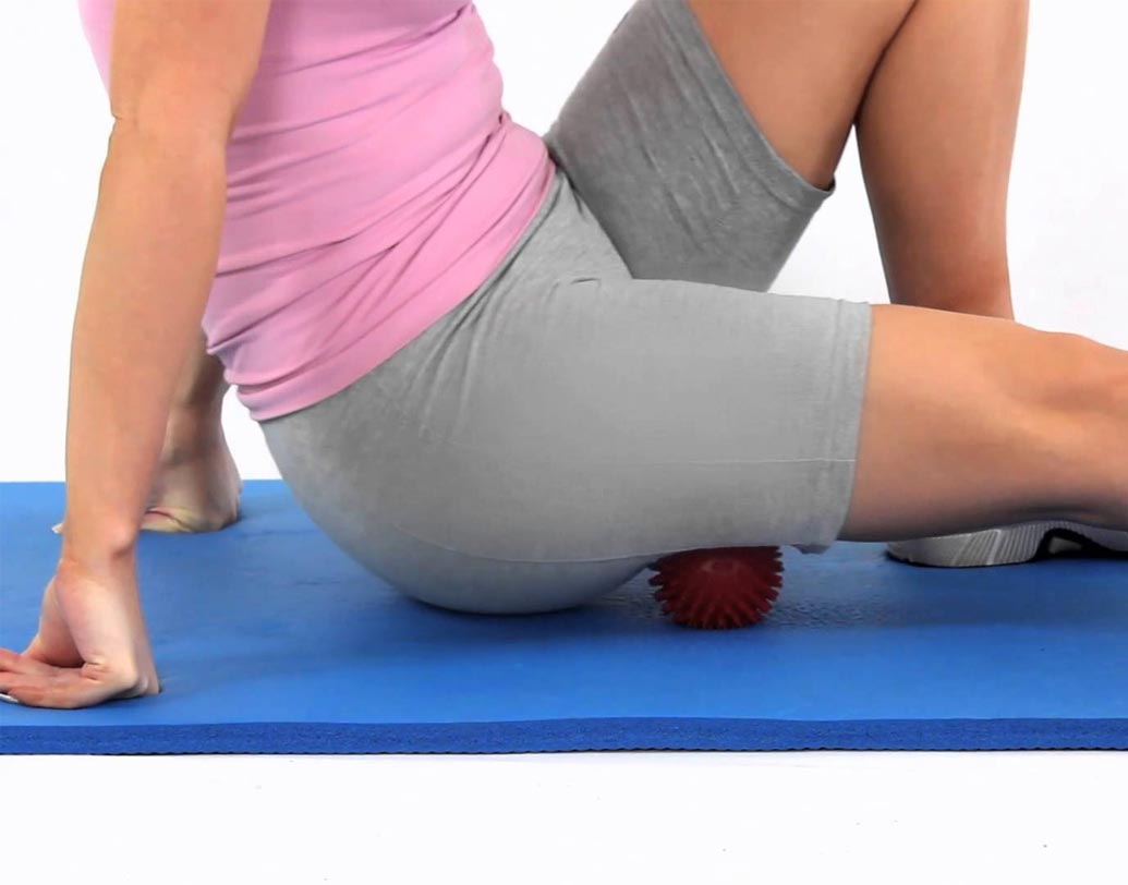 থাই: টেনিস বলের উপর বসে বা পায়ের উপরে রেখে হাঁটু থেকে থাইয়ের উপরের দিকে বল রোল করে চাপ দিয়ে মাসাজ করুন।