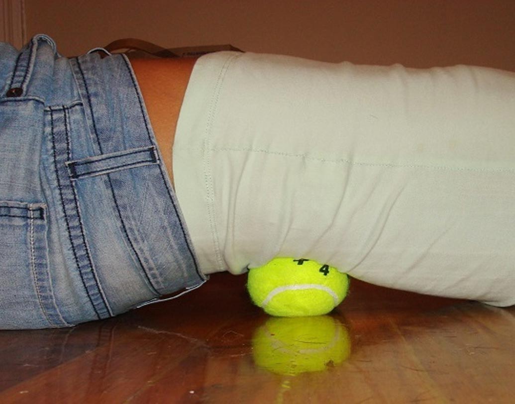 কোমর, পিঠ ও কাঁধ: পিঠ, কাঁধ, ঘাড়ে যেখানে বল রোল করুন। বলের উপর শুয়ে বা বসে রোল করতে পারেন। ১৫ মিনিট মাসাজ করলে উপকার পাবেন। ড্রাইভিং সিটে বসেও পিঠ ও সিটের মাঝেও বল রাখতে পারেন।