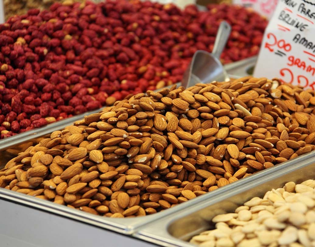 আমন্ড: গবেষণায় দেখা গিয়েছে আমন্ড যদি একটু সময় নিয়ে ভাল করে চিবিয়ে খাওয়া যায় তা হলে অনেকক্ষণ পেট ভরা থাকে।