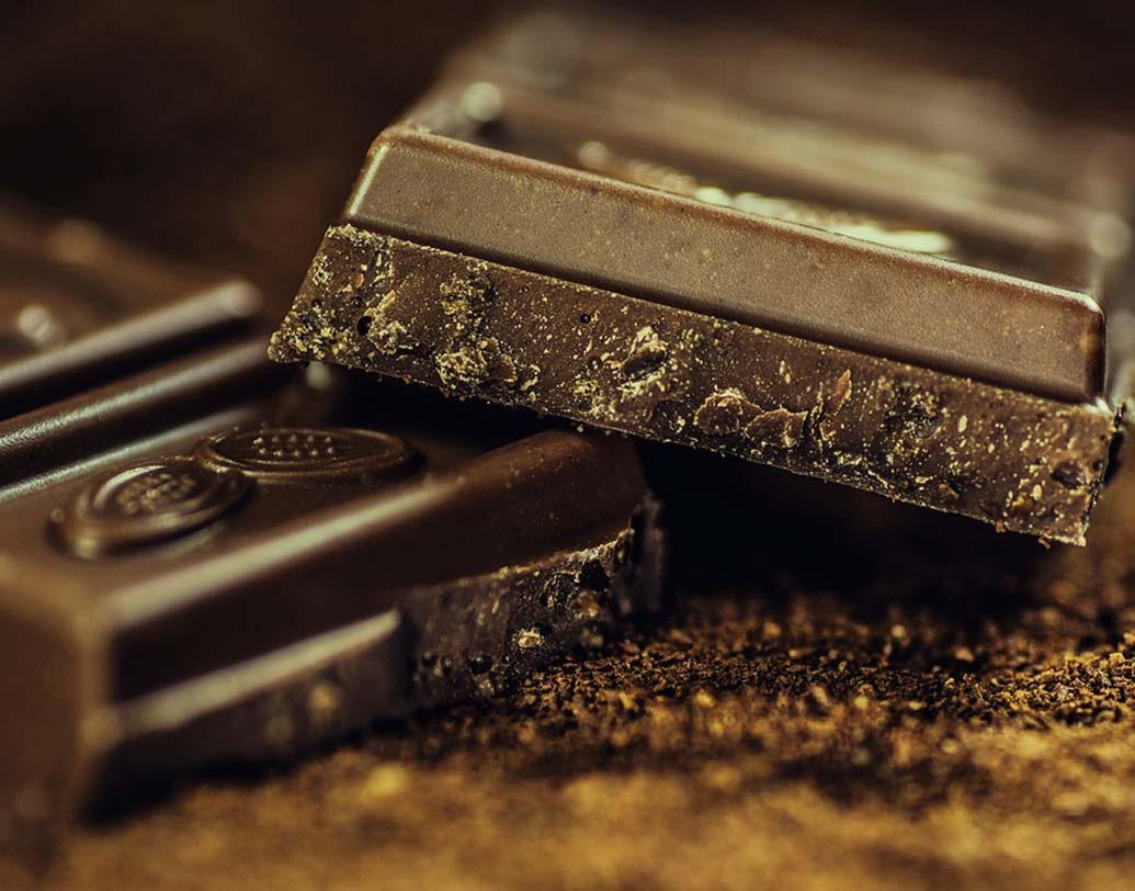 ডার্ক চকোলেট: ডায়েটিশিয়ানরা বলেন প্রতি দিন ডায়েটে অল্প হলেও ডার্ক চকোলেট রাখুন। ডার্ক চকোলেট রক্তে শর্করার মাত্রা নিয়ন্ত্রণ করে, খিদেও মিটিয়ে দেয়।