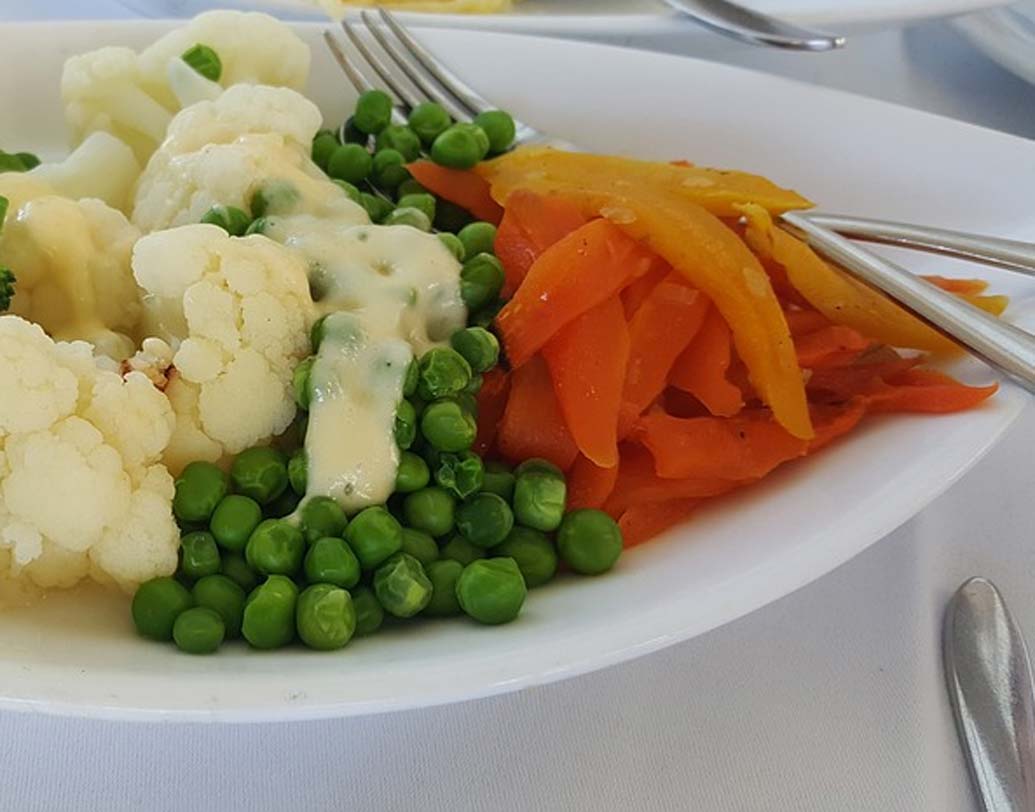 টাটকা সব্জি: টাটকা ফলের মতো পুষ্টিকর টাটকা সব্জি। বাড়িতে থাকলে ব্রেকফাস্ট-লাঞ্চের মাঝে টাটকা স্যালাড অবশ্যই খান। অফিসেও গাজর স্লাইস, কড়াইশুঁটি ছাড়িয়ে, শশা-টোম্যাটো কেটে নিয়ে যেতে পারেন। তবে বেশিক্ষণ রাখবেন না। তাড়াতাড়ি খেয়ে নেবেন।