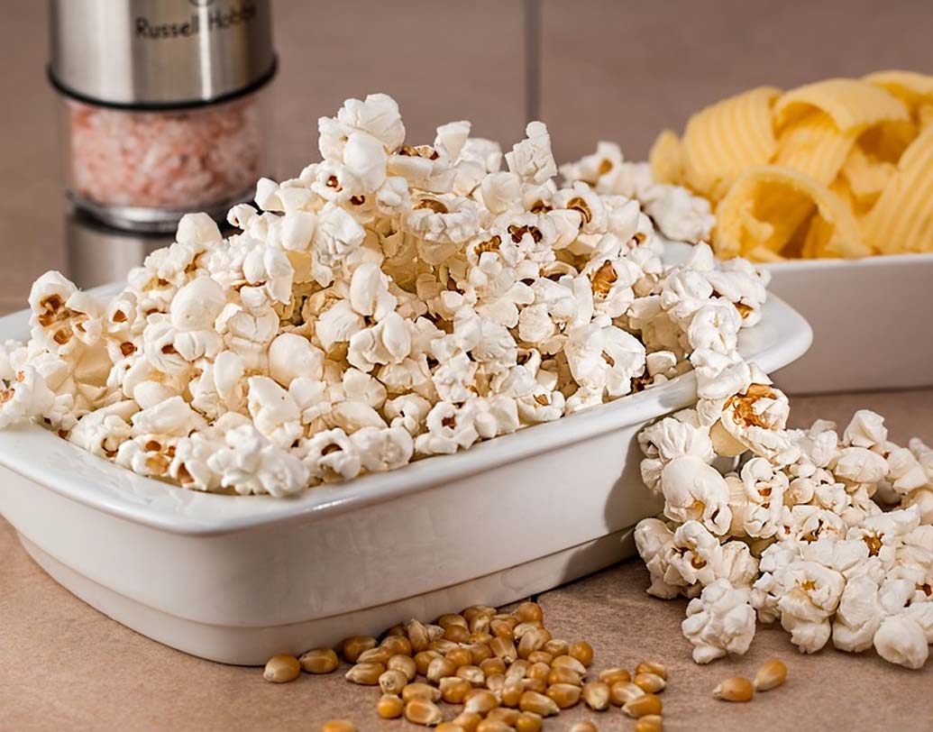 পপকর্ন: প্রসেসড ফুড হলেও পপকর্ন স্বাস্থ্যকর। চিজ বা ক্যারামেল পপকর্ন নয়, প্লেন পপকর্ন খান। বাড়িতে বানাতে পারলেও আরও ভাল। পপকর্ন খুব সহজেই পেট ভরিয়ে দেবে।