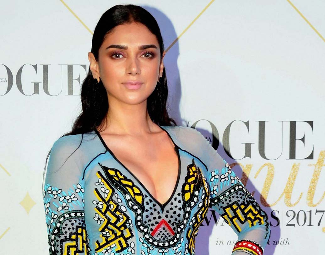 নিখুঁত সুন্দরীর তকমা পেয়েছেন অদিতি রাও হায়দারি। ‘ফ্ললেস ফেস’ অ্যাওয়র্ড পেয়েছেন তিনি।