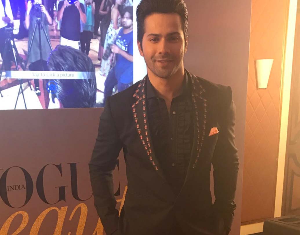 এ বছরের সবচেয়ে হ্যান্ডসাম পুরুষ বরুণ ধবন। পেয়েছেন ‘মোস্ট বিউটিফুল ম্যান অব দ্য ইয়ার’ পুরস্কার।