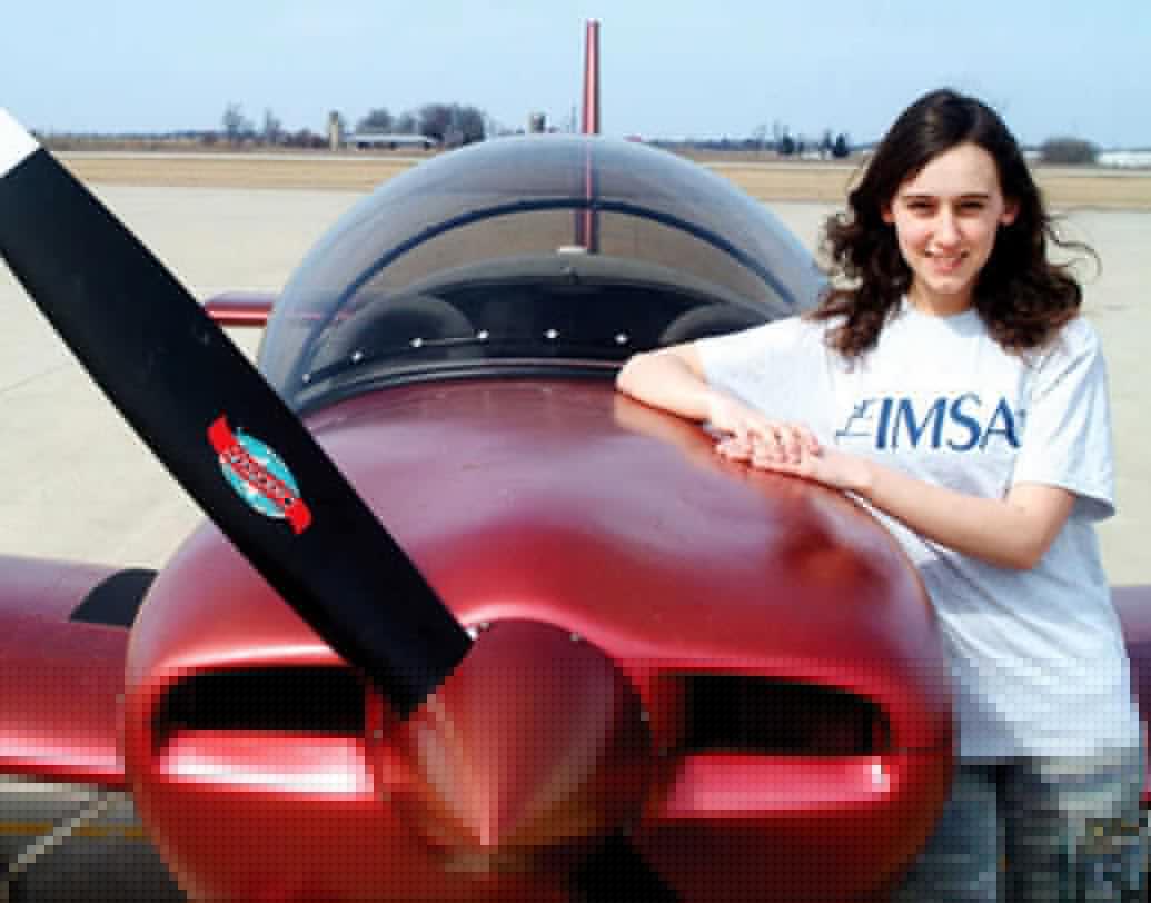 বিশ্বের তাবড় বিজ্ঞানীদের তাক লাগিয়ে মাত্র ১৪ বছর বয়সে সাবরিনা একটি সিঙ্গল ইঞ্জিন বিশিষ্ট বিমান তৈরি করে ফেলেন।